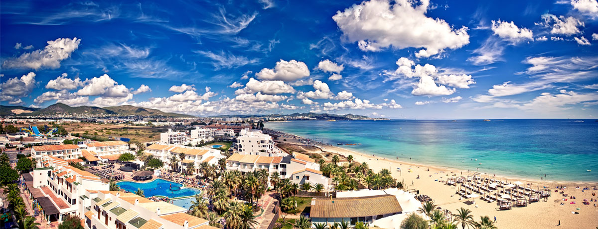 Playa d'en Bossa is een badplaats op Ibiza waar uitgaan en feesten centraal staan