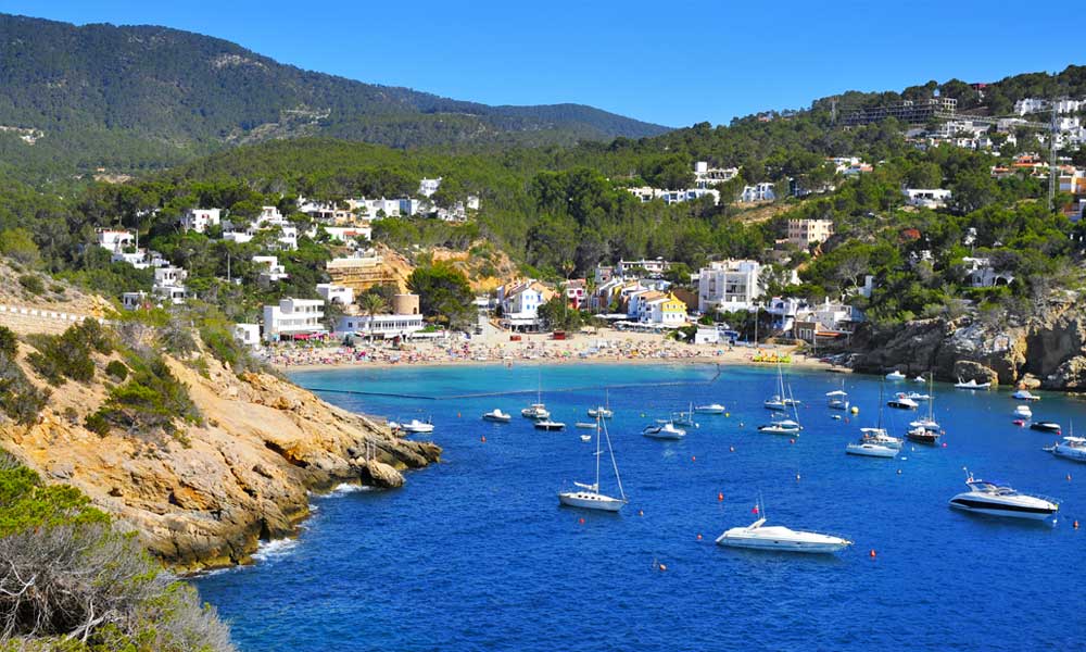 Cala Vadella op Ibiza is een van de mooiste stranden van Ibiza