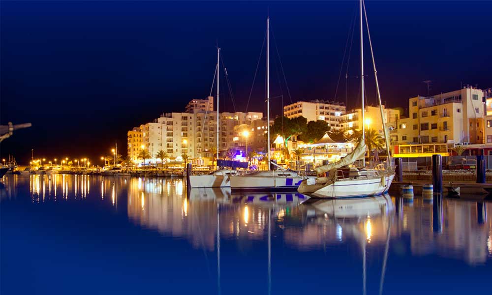 De haven van San Antonio by night op idyllisch Ibiza in Spanje