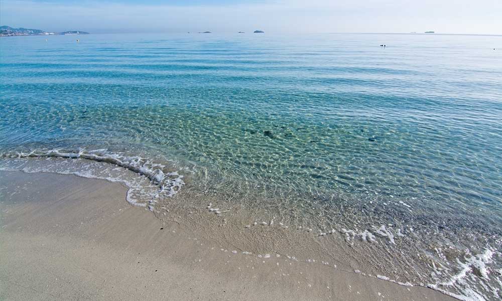 Het lange zandstrand van Playa d'en Bossa heeft heel helder water