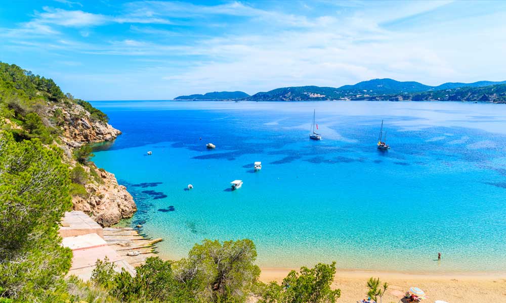 Cala San Vicente | Tips en Info over een van de mooiste en leukste brede zandstranden van Ibiza.