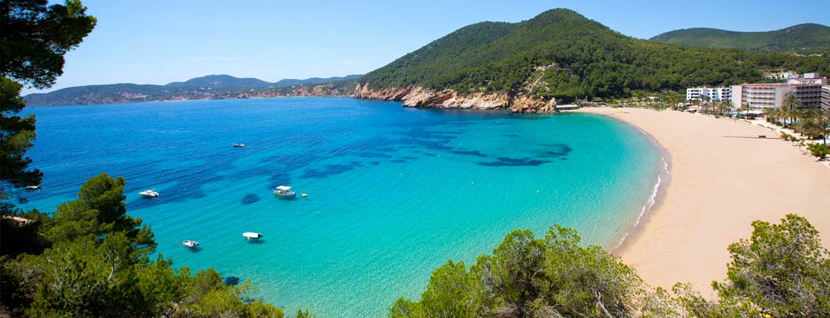 Cala San Vicente Ibiza | Een gezellig en mooi en goed opgezet strand op Ibiza dat o.a. populair is als familiestrand met veel faciliteiten