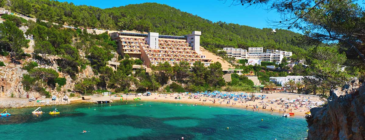 Uitzicht over de kustlijn van San Miguel op idyllisch Ibiza in Spanje