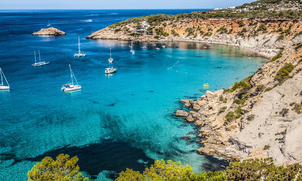 Cala Salada op Ibiza is een van de mooiste stranden van Ibiza
