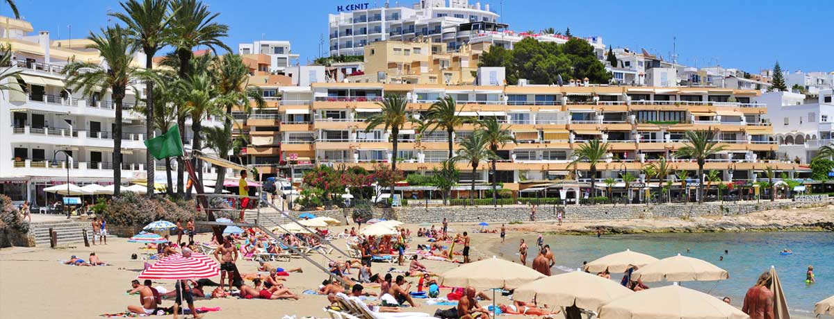 Figueretas beach in de volle zon op Ibiza.