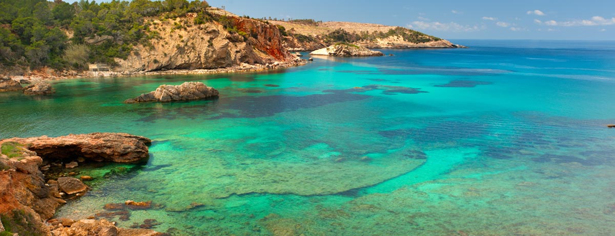 Cala Xarraca Ibiza | Deze baai op Ibiza staat bekend om het heldere blauwe water