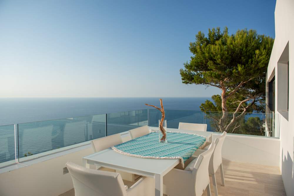 Villa Bright Blue op Ibiza is zeker een goede optie om te huren als je op zoek bent naar een luxe verblijf