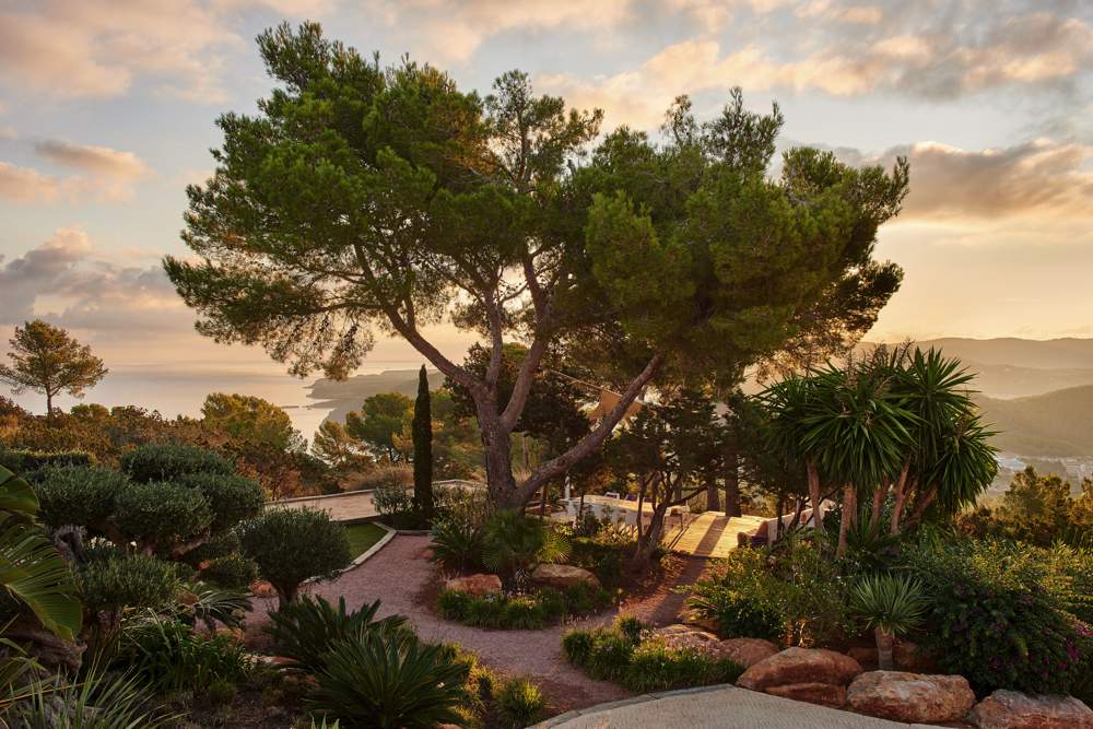 Villa Bright Blue op Ibiza is zeker een goede optie om te huren als je luxe wilt
