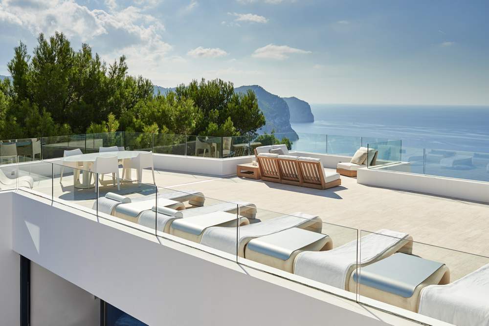 Villa Bright Blue op Ibiza is zeker een goede optie om te huren als je op zoek bent naar een luxe villa