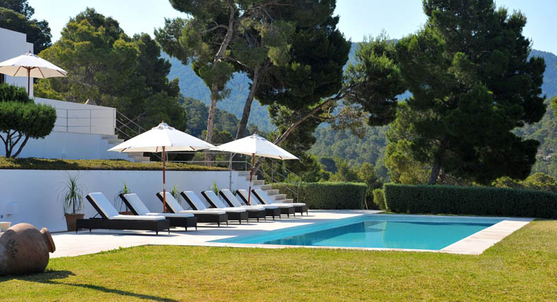 Luxe villa op Ibiza huren? Alexia (nabij Cala Vadella) is zeker een goede villa optie om te huren