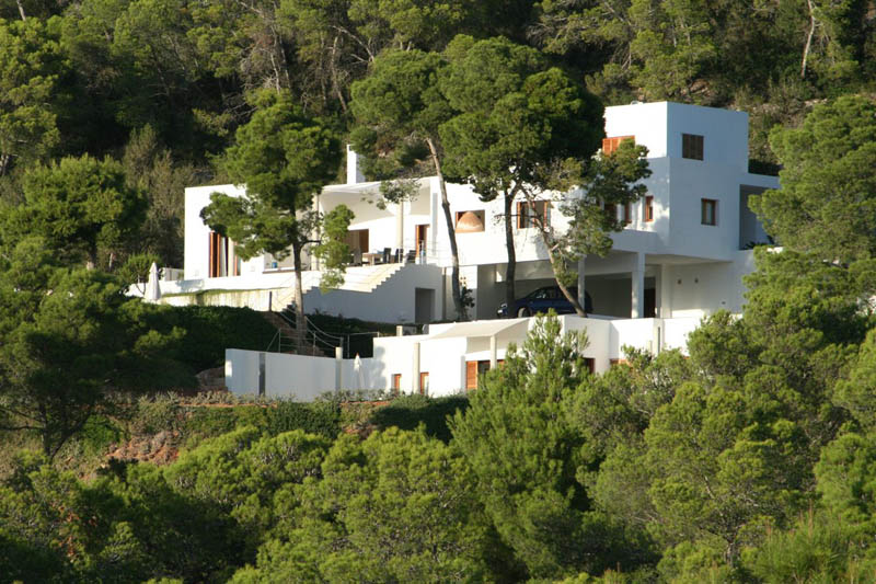 Alexia (nabij Cala Vadella) is een riante villa gelegen tussen het groen