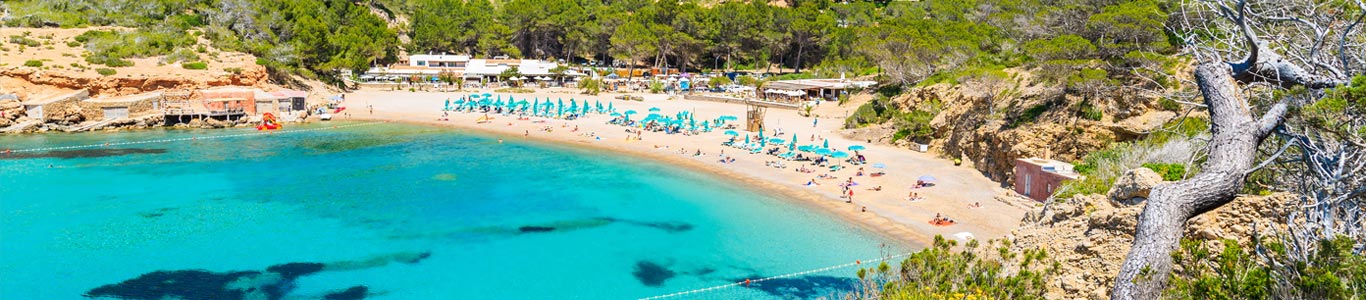 Cala Benirras is een heerlijk strand op Ibiza