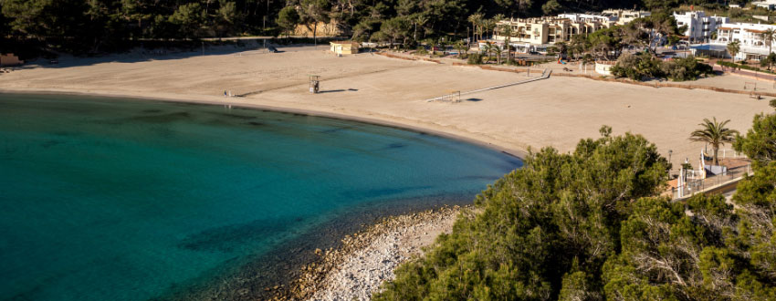 Cala Llonga Ibiza | Cala Llonga is een van de mooiste stranden van Ibiza.
