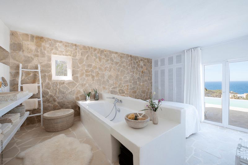 Luxe vakantiehuis op Ibiza huren? Casa Lobo (nabij Cala Vadella) heeft prachtige badkamers, waaronder deze als onderdeel van een slaapkamer