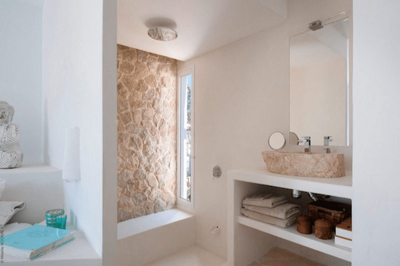 Luxe vakantiehuis op Ibiza huren? Casa Lobo (nabij Cala Vadella) heeft prachtige badkamers