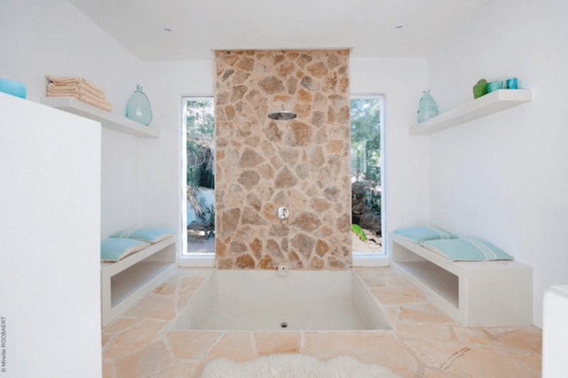 Luxe vakantiehuis op Ibiza huren? Casa Lobo (nabij Cala Vadella) heeft prachtige badkamers met stortdouche