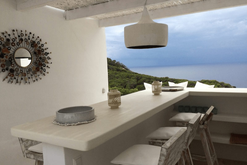 Luxe vakantiehuis op Ibiza huren? Casa Lobo (nabij Cala Vadella) beschikt over een buitenbar