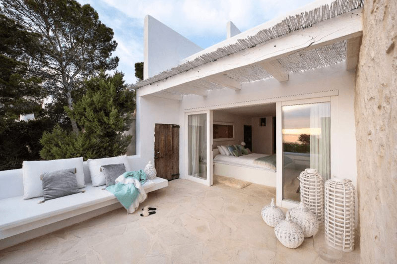 Luxe vakantiehuis op Ibiza huren? Casa Lobo (nabij Cala Vadella) beschikt over een heelijke chillbank buiten
