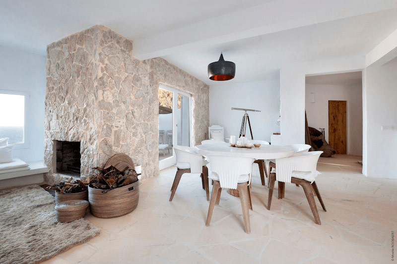 Luxe vakantiehuis op Ibiza huren? Casa Lobo (nabij Cala Vadella) beschikt over ronde eettafel naast de open haard