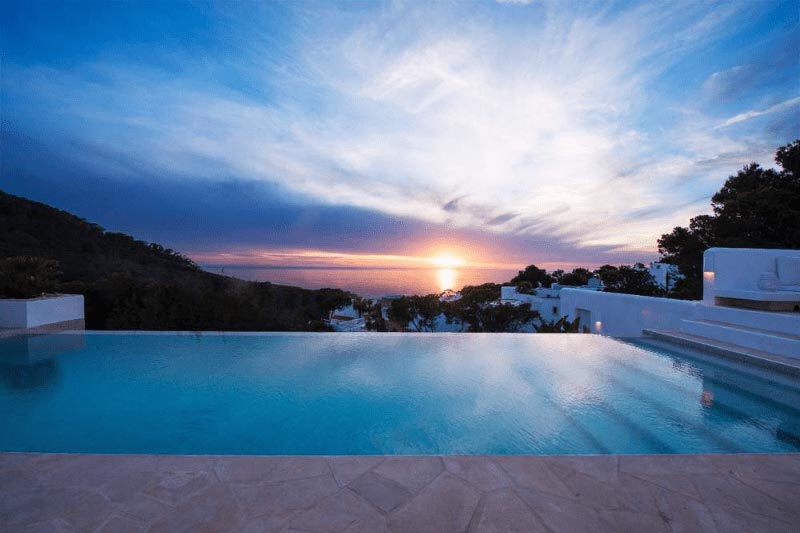 Luxe vakantiehuis op Ibiza huren? Casa Lobo (nabij Cala Vadella) heeft een top zwembad met prachtig uitzicht